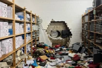 Hình ảnh được cảnh sát công bố ngày 30/12 cho thấy một lỗ hổng lớn trên tường sau khi những tên trộm khoan vào két sắt của ngân hàng tiết kiệm Sparkasse ở Gelsenkirchen, Đức, ngày 29/12. Ảnh: X.