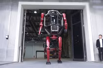 Mẫu robot này có khả năng chuyển đổi giữa tư thế đi bằng hai chân và tư thế đi bằng bốn chân. Ảnh: IE.