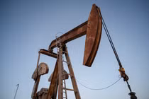 Một giàn bơm dầu đang hoạt động bên ngoài thành phố Midland, Texas, Mỹ ngày 11/6/2025. Ảnh: Reuters.