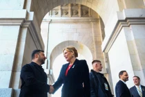 Chủ tịch Quốc hội Đức Julia Kloeckner chào đón Tổng thống Ukraine Volodymyr Zelensky trước thềm cuộc hội đàm tại Hạ viện Đức ở Berlin, ngày 15/12. Ảnh: Reuters.