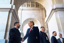Chủ tịch Quốc hội Đức Julia Kloeckner chào đón Tổng thống Ukraine Volodymyr Zelensky trước thềm cuộc hội đàm tại Hạ viện Đức ở Berlin, ngày 15/12. Ảnh: Reuters.