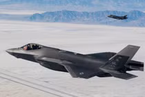 Đội hình máy bay F-35 Lightning II thuộc Phi đoàn tiêm kích 388 và 419 trong một cuộc tập trận tại trường bắn Utah Test and Training Range, ngày 19/11/2018. Ảnh: IE.