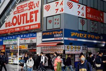 Các doanh nghiệp nhỏ và hộ gia đình Nhật Bản đang phải đối mặt với tác động kép của giá năng lượng tăng vọt và đồng yen suy yếu. Ảnh: EPA.