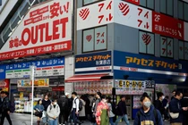 Các doanh nghiệp nhỏ và hộ gia đình Nhật Bản đang phải đối mặt với tác động kép của giá năng lượng tăng vọt và đồng yen suy yếu. Ảnh: EPA.