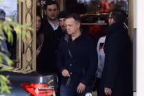 Trợ lý Điện Kremlin Vladimir Medinsky rời khách sạn InterContinental vào ngày diễn ra cuộc đàm phán hòa bình do Mỹ làm trung gian giữa Nga và Ukraine, tại Geneva, Thụy Sĩ, ngày 18/2. Ảnh: Reuters.