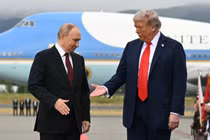 Tổng thống Mỹ Donald Trump (phải) bắt tay với Tổng thống Nga Vladimir Putin trên đường băng tại một căn cứ quân sự ở Anchorage, Alaska vào tháng 8. Ảnh: AFP.