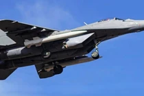 Máy bay chiến đấu MiG-29 của Không quân Serbia mang theo 2 tên lửa đạn đạo CM-400AKG của Trung Quốc. Ảnh: MW.