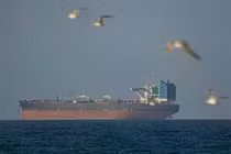 Một con tàu chờ đi qua eo biển Hormuz sau thỏa thuận ngừng bắn kéo dài 2 tuần giữa Mỹ và Iran, với điều kiện là eo biển phải được mở cửa. Ảnh: Anadolu.