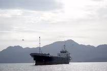 Một con tàu ở eo biển Hormuz, ngoài khơi tỉnh Musandam của Oman, ngày 12/4. Ảnh: Reuters.