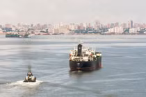 Một tàu chở dầu đang di chuyển trên hồ Maracaibo, thuộc tỉnh Cabimas, Venezuela ngày 14/10/2022. Ảnh: Reuters.