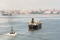 Một tàu chở dầu đang di chuyển trên hồ Maracaibo, thuộc tỉnh Cabimas, Venezuela ngày 14/10/2022. Ảnh: Reuters.