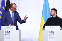 Thủ tướng Friedrich Merz và Tổng thống Ukraine Volodymyr Zelensky tham gia một cuộc họp báo tại Paris, Pháp. Ảnh: Getty.