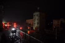 Xe cộ di chuyển trên một con phố tối tăm trong khoảng thời gian mất điện tại Zaporizhzhia, Ukraine, ngày 7/1. Ảnh: Reuters.