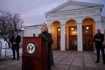 Cựu Ngoại trưởng Hillary Clinton phát biểu trước báo giới bên ngoài Trung tâm Nghệ thuật Biểu diễn Chappaqua, vào ngày bà ra hầu tòa để lấy lời khai trong cuộc điều tra của Ủy ban Giám sát Hạ viện về Jeffrey Epstein, ngày 26/2. Ảnh: Reuters.