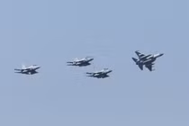 Máy bay chiến đấu JF-17 Thunder của Không quân Pakistan bay ngang qua trong giai đoạn trên biển của cuộc tập trận đa quốc gia AMAN-23 của Hải quân Pakistan, tại phía bắc Biển Arab gần Karachi, Pakistan, ngày 13/2/2023. Ảnh: Reuters.