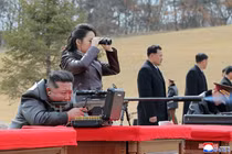 Hình ảnh được công bố vào ngày 28/2 cho thấy nhà lãnh đạo Triều Tiên Kim Jong-un ngồi trong cuộc gặp gỡ với các quan chức cấp cao và các chỉ huy quân sự, cùng với con gái Kim Ju-ae, tại Bình Nhưỡng, Triều Tiên. Ảnh: KCNA.