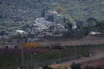 Các công trình bị hư hại tại Kafr Kila sau hoạt động của quân đội Israel dọc biên giới giữa Israel và Lebanon, nhìn từ Metula ở phía biên giới Israel, ngày 9/4. Ảnh: Reuters.