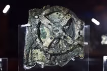 Cỗ máy Antikythera có niên đại 2.000 năm được giới khoa học giải mã. Ảnh: Getty.