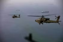 Máy bay trực thăng AH-64 Apache bay phía trên eo biển Hormuz trong một cuộc tuần tra vào ngày 17/4. Ảnh: AFP.