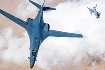 Máy bay ném bom B-1B được máy bay chiến đấu Qatar hộ tống. Ảnh: MW.