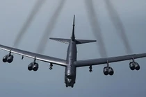 Máy bay ném bom B-52H Stratofortress đang bay. Ảnh: IE.