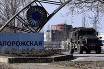 Hình ảnh nhà máy điện hạt nhân Zaporizhzhia và một xe bọc thép của Nga gần Energodar, vùng Zaporizhzhia ngày 7/2/2024. Ảnh: RIA.