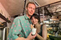 Yevhen Prusak và Olena Saenko, đồng chủ quán cà phê Hogo. Cơ sở này bị hư hại do cuộc tấn công tên lửa của Nga vào ngày 24/5. Ảnh: Kyiv Independent.