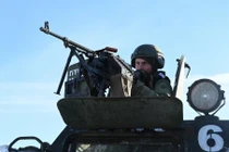 Một binh sĩ Nga thuộc đơn vị công binh độc lập của Quân khu phía Nam đang nhắm bắn trong một cuộc huấn luyện chiến đấu cường độ cao tại vùng Rostov, Nga ngày 19/1. Ảnh: Reuters.