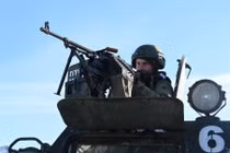 Một binh sĩ Nga thuộc đơn vị công binh độc lập của Quân khu phía Nam đang nhắm bắn trong một cuộc huấn luyện chiến đấu cường độ cao tại vùng Rostov, Nga ngày 19/1. Ảnh: Reuters.