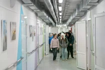 Trẻ em đi lại trong hành lang của một trường học ngầm ở Kharkov. Ảnh: AFP.