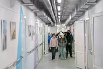 Trẻ em đi lại trong hành lang của một trường học ngầm ở Kharkov. Ảnh: AFP.