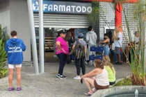 Người dân xếp hàng tại một cửa hiệu thuốc còn đang mở cửa ở Caracas, Veneuela. Ảnh: RT.