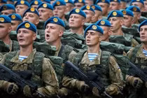 Binh sĩ Ukraine diễu binh. Ảnh: MW.