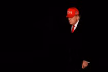 Tổng thống Mỹ Donald Trump đến Nhà Trắng ở Washington, D.C., vào ngày 12/4. Ảnh: Reuters.