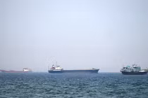 Tàu thuyền tại eo biển Hormuz, Musandam, Oman, ngày 29/4. Ảnh: Reuters.