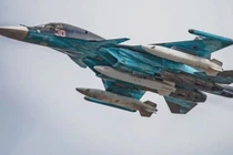 Su-34 với thùng nhiên liệu phụ bên ngoài dung tích 3000 lít. Ảnh: MW.