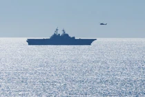 Một chiếc trực thăng bay ngang qua tàu USS Boxer (LHD 4), một tàu tấn công đổ bộ lớp Wasp, khi nó đang tham gia huấn luyện ngoài khơi bờ biển California gần Trại Pendleton, California, Mỹ ngày 16/10/2025. Ảnh: Reuters.