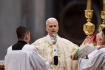 Đức Giáo hoàng Leo XIV cử hành Thánh lễ Giáng sinh tại Vương cung thánh đường Thánh Phêrô ở Vatican, ngày 25/12. Ảnh: Reuters.