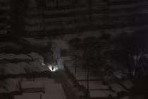 Một người dân ở Kiev dùng đèn pin soi đường khi mất điện sau đòn tấn công bằng tên lửa và UAV của Nga ngày 12/2. Ảnh: Reuters.