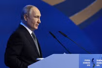 Tổng thống Nga Vladimir Putin phát biểu trước khán giả tại Diễn đàn Kinh tế Á Âu ở Astana, Kazakhstan, ngày 28/5. Ảnh: Sputnik.