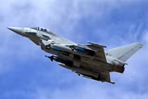 Máy bay Eurofighter Typhoon trình diễn tại Triển lãm Hàng không Quốc tế Hoàng gia, ngày 16/7/2011. Ảnh: Getty.