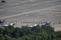 Quân nhân Mỹ tiến hành kiểm tra khu vực sân đỗ gần các máy bay chiến đấu F-35B của Thủy quân lục chiến Mỹ tại căn cứ hải quân Roosevelt Roads cũ ở Ceiba, Puerto Rico ngày 19/12. Ảnh: Reuters.