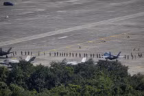 Quân nhân Mỹ tiến hành kiểm tra khu vực sân đỗ gần các máy bay chiến đấu F-35B của Thủy quân lục chiến Mỹ tại căn cứ hải quân Roosevelt Roads cũ ở Ceiba, Puerto Rico ngày 19/12. Ảnh: Reuters.