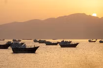 Các tàu thuyền trên eo biển Hormuz gần Musandam, Oman, ngày 18/5. Ảnh: Reuters.