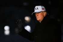 Tổng thống Mỹ Donald Trump vẫy tay khi ông bước đến bãi cỏ phía Nam của Nhà Trắng ở Washington, Mỹ, ngày 27/1. Ảnh: Reuters.