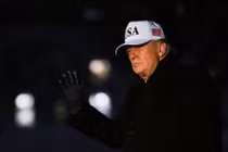 Tổng thống Mỹ Donald Trump vẫy tay khi ông bước đến bãi cỏ phía Nam của Nhà Trắng ở Washington, Mỹ, ngày 27/1. Ảnh: Reuters.