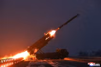 Lãnh đạo Triều Tiên Kim Jong-un đã giám sát cuộc tập trận phóng tên lửa hành trình chiến lược tầm xa tại một địa điểm không xác định, ngày 28/12. Ảnh: KCNA.