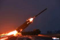 Lãnh đạo Triều Tiên Kim Jong-un đã giám sát cuộc tập trận phóng tên lửa hành trình chiến lược tầm xa tại một địa điểm không xác định, ngày 28/12. Ảnh: KCNA.