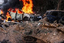 Một chiếc xe hơi bốc cháy tại hiện trường sau các đợt tấn công tên lửa của Iran ở Tel Aviv, Israel ngày 24/3. Ảnh: Reuters.