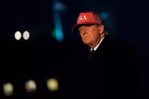 Tổng thống Mỹ Donald Trump trở về Nhà Trắng hôm 1/3, sau khi Israel và Mỹ phát động các cuộc tấn công nhằm vào Iran. Ảnh: Reuters.